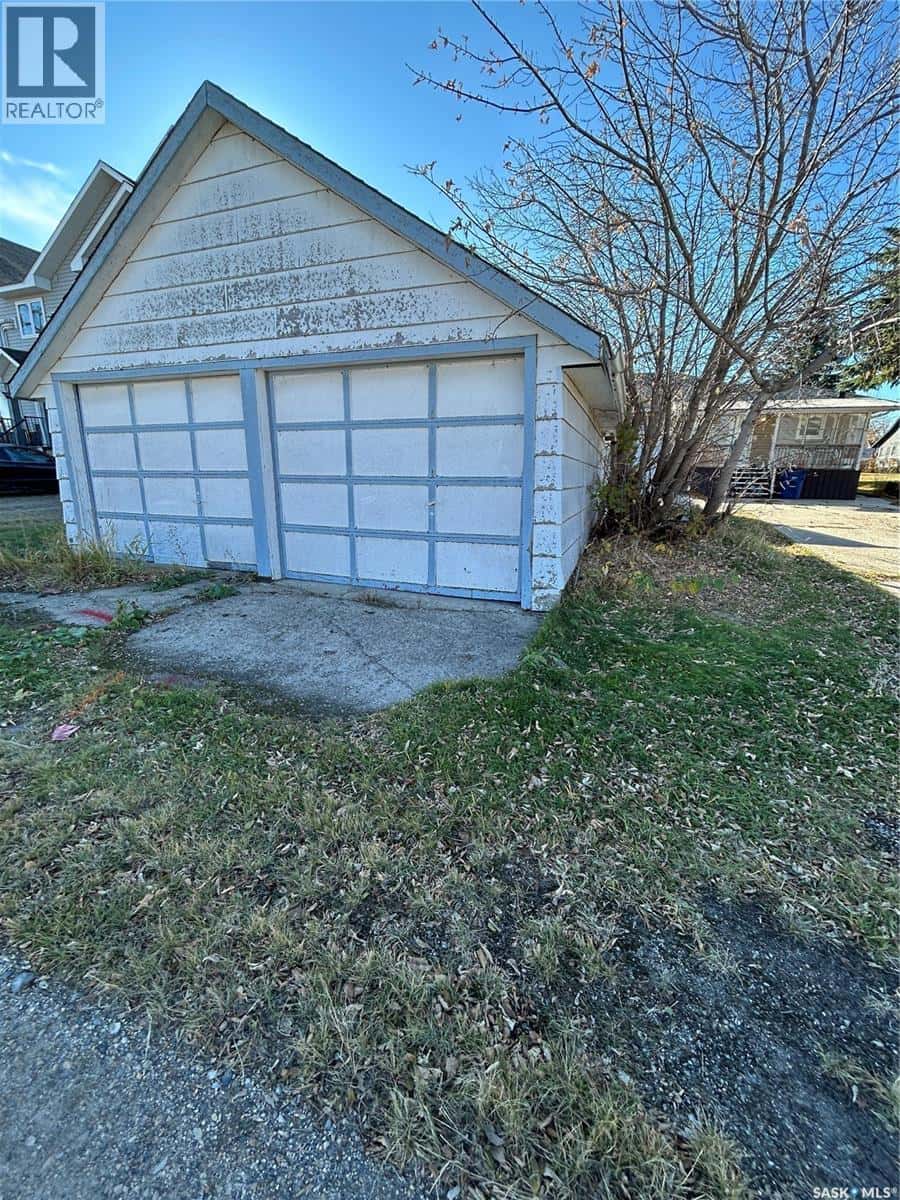 112 2nd AVENUE W — Kelvington, Saskatchewan - Photo 3 of 30