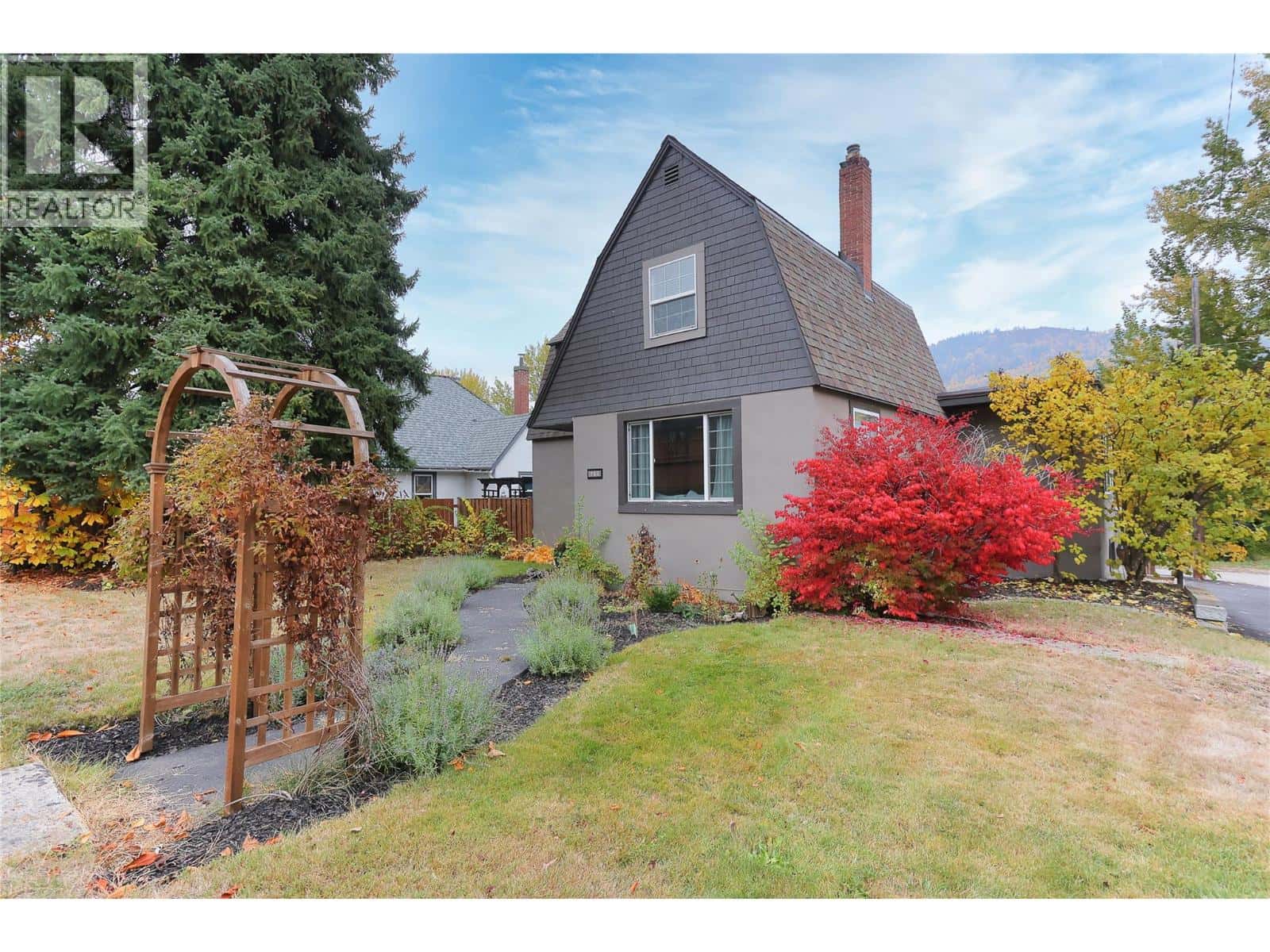 698 Kipling Street — Warfield, British Columbia - Photo 2 of 54