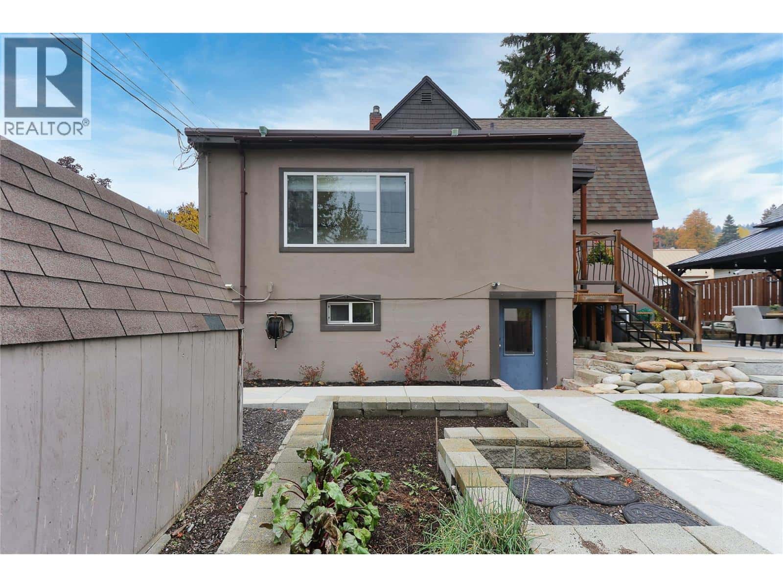 698 Kipling Street — Warfield, British Columbia - Photo 5 of 54