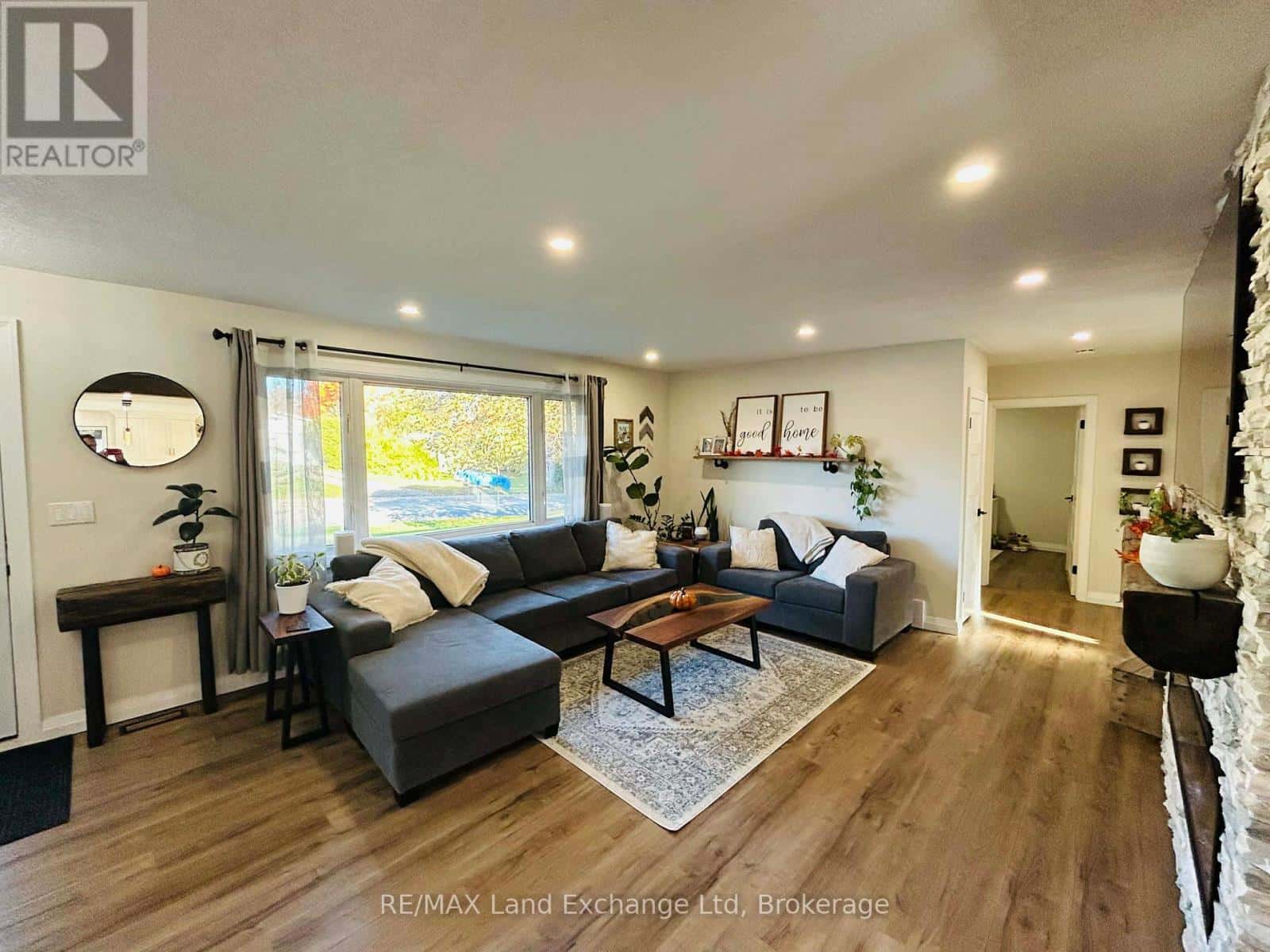 317 CARLING TERRACE — North Huron (Wingham), Ontario - Photo 3 of 24