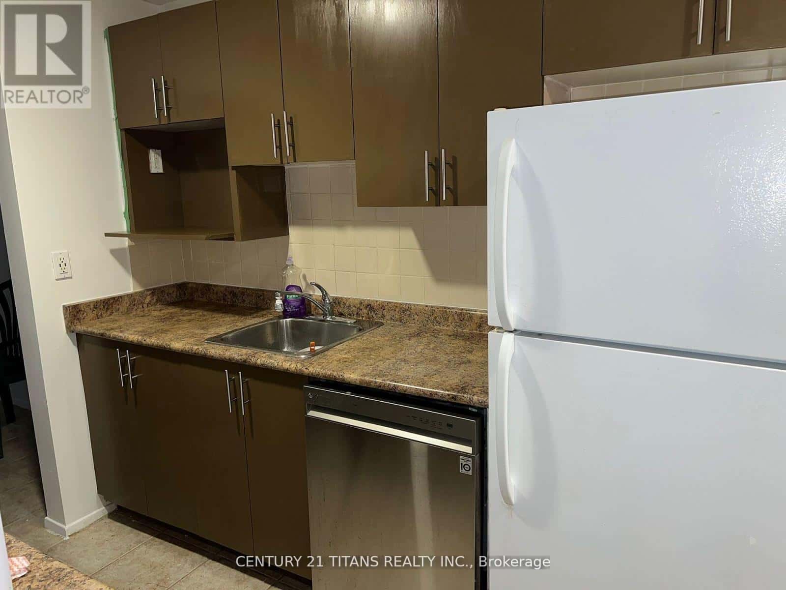 931 Wonderland Road 702