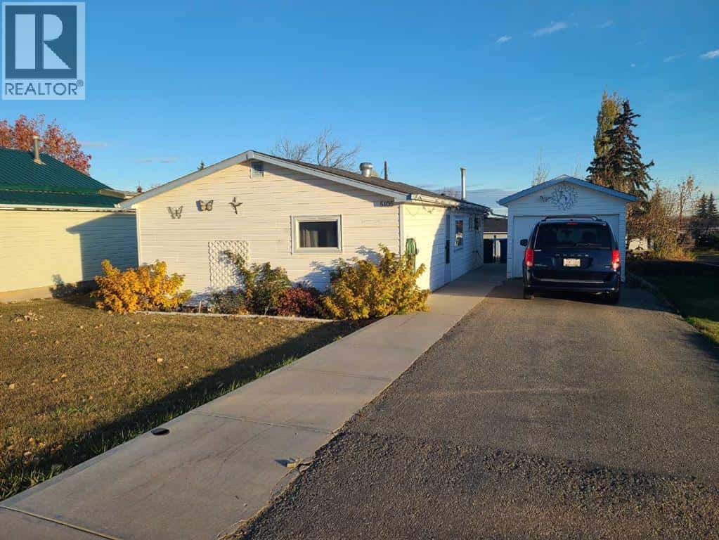 5109 44 Avenue — Spirit River, Alberta - Photo 2 of 28