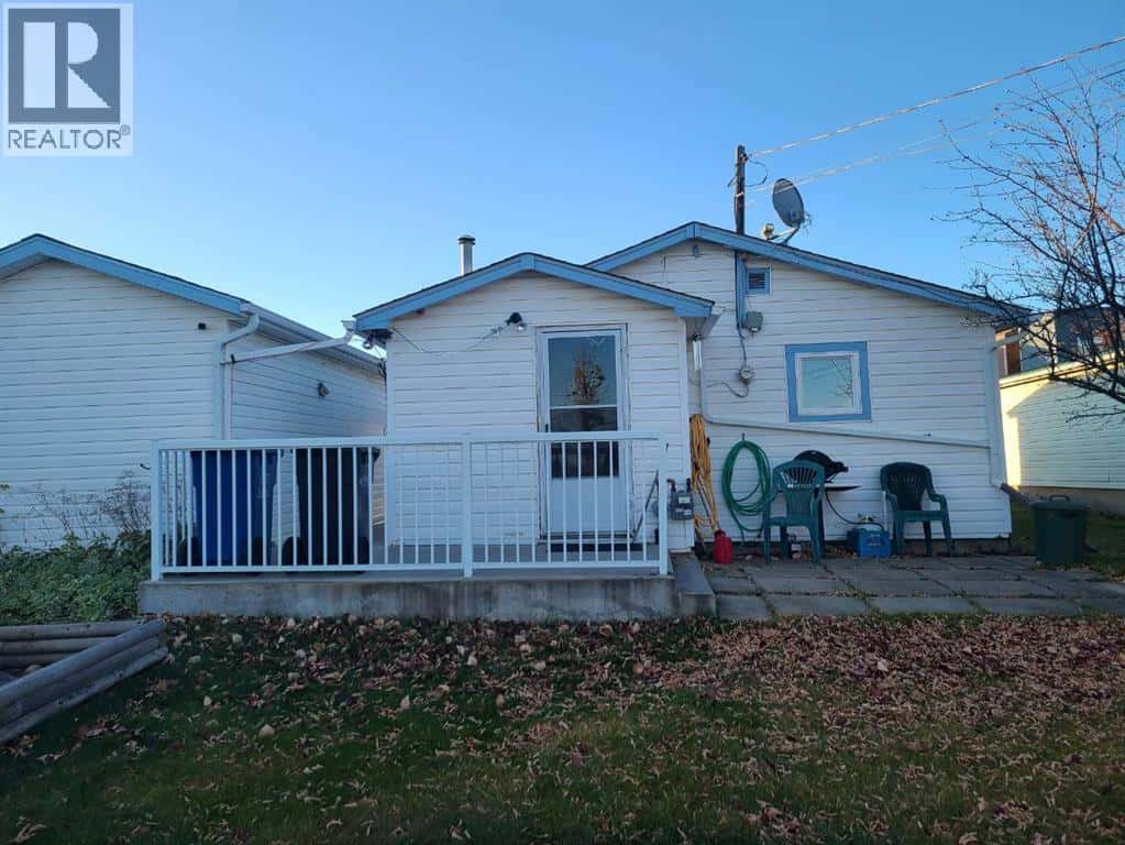5109 44 Avenue — Spirit River, Alberta - Photo 3 of 28