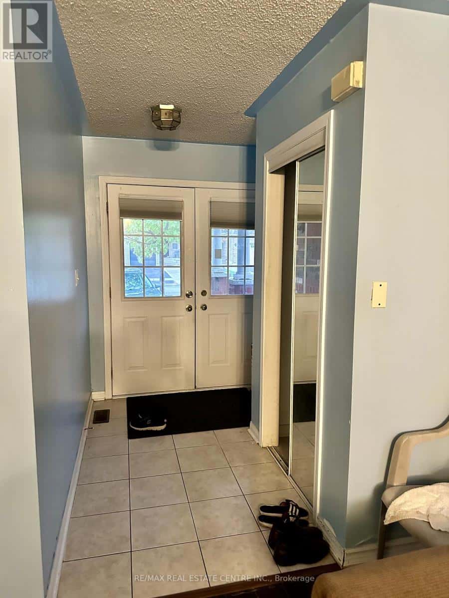 85 HERDWICK STREET — Brampton (Gore Industrial North), Ontario - Photo 4 of 18