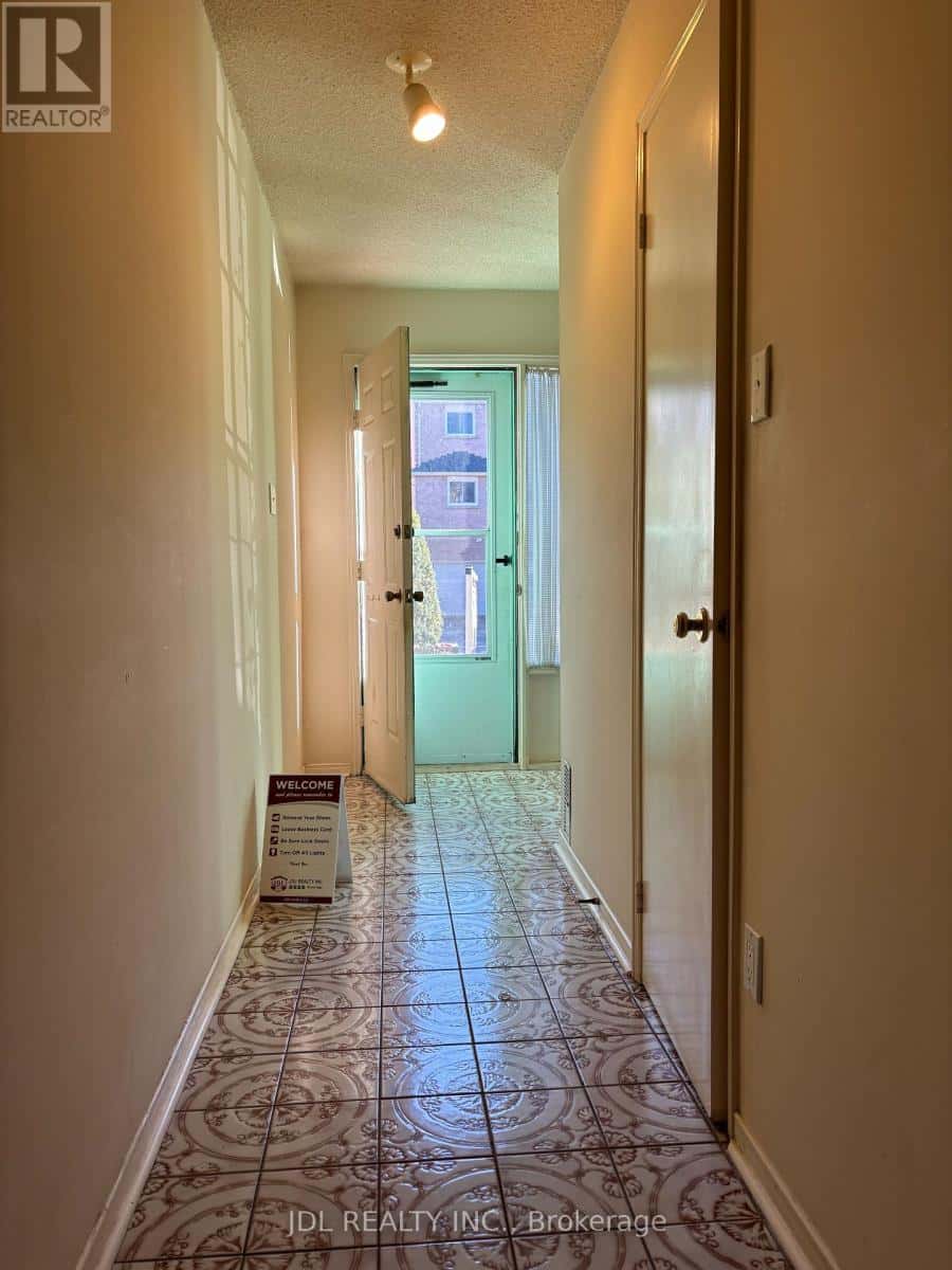 65 COTTONWOOD COURT — Markham (Bayview Fairway-Bayview Country Club Estates), Ontario - Photo 2 of 16