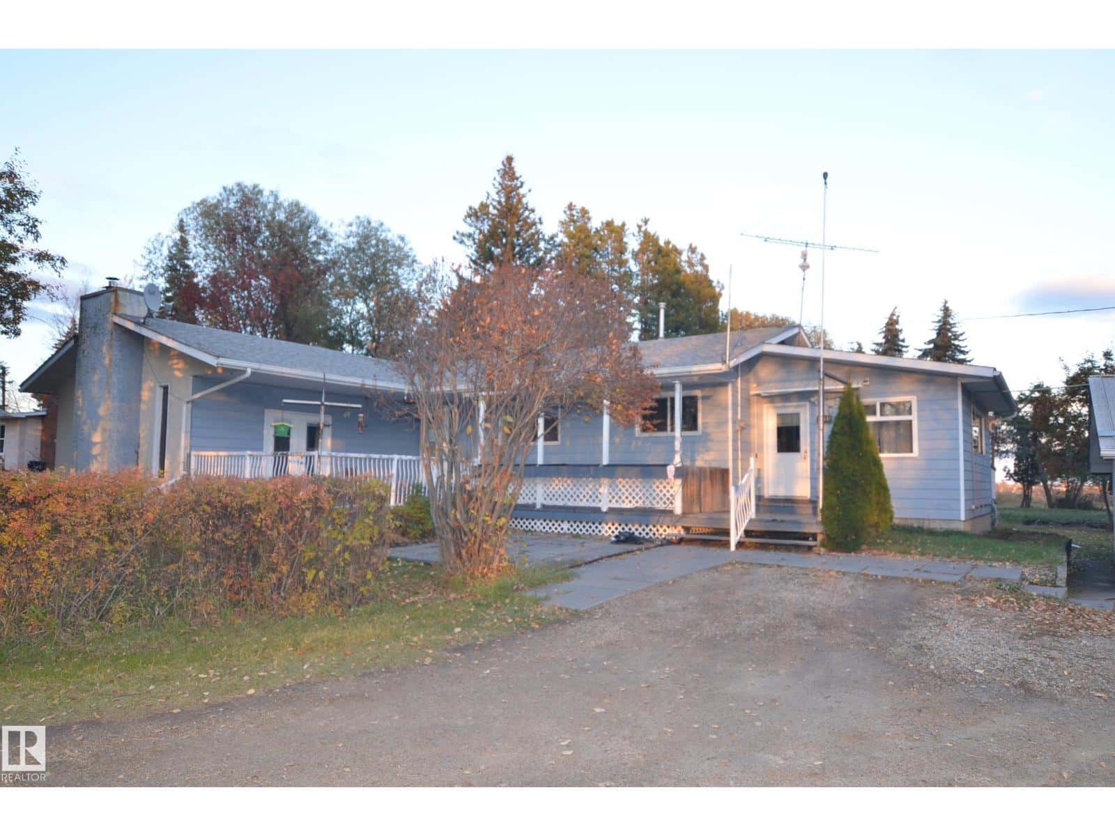 5815 West Boundary Road — Barrhead, Alberta - Photo 2 of 11