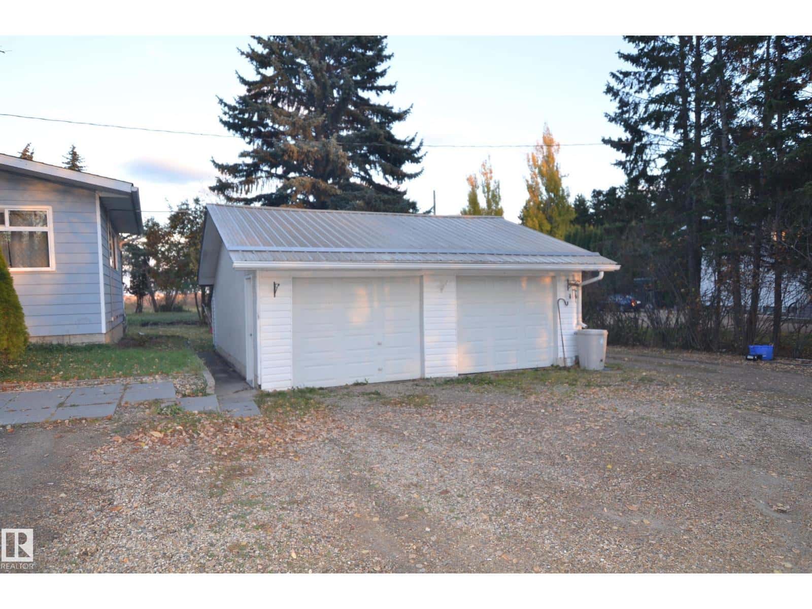 5815 West Boundary Road — Barrhead, Alberta - Photo 3 of 11