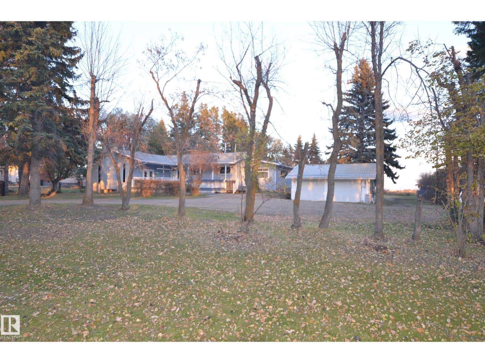 5815 West Boundary Road — Barrhead, Alberta - Photo 5 of 11