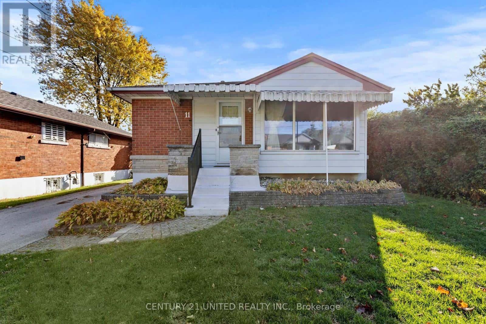 11 HELGA COURT — Hamilton (Burkholme), Ontario - Photo 2 of 34