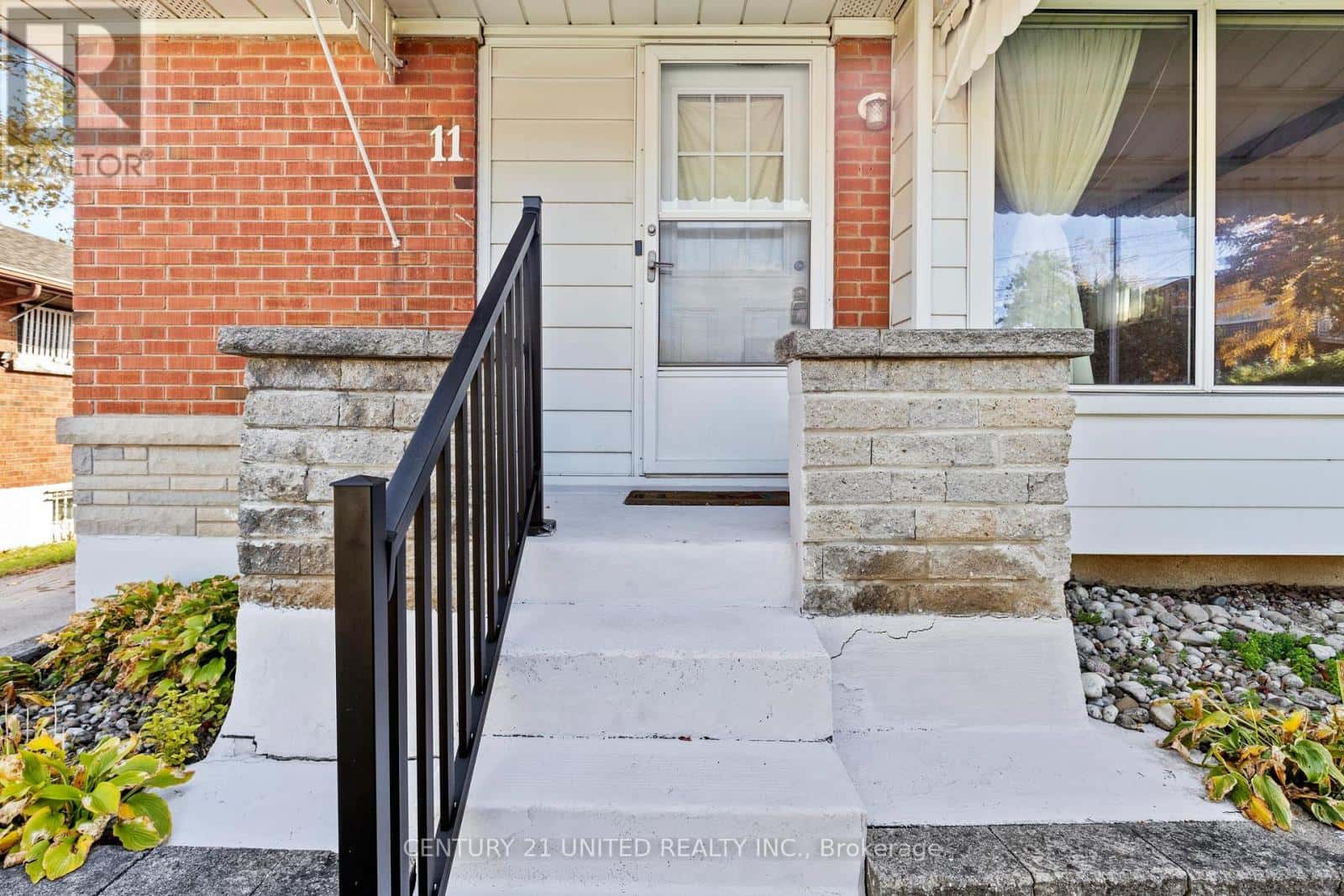 11 HELGA COURT — Hamilton (Burkholme), Ontario - Photo 3 of 34