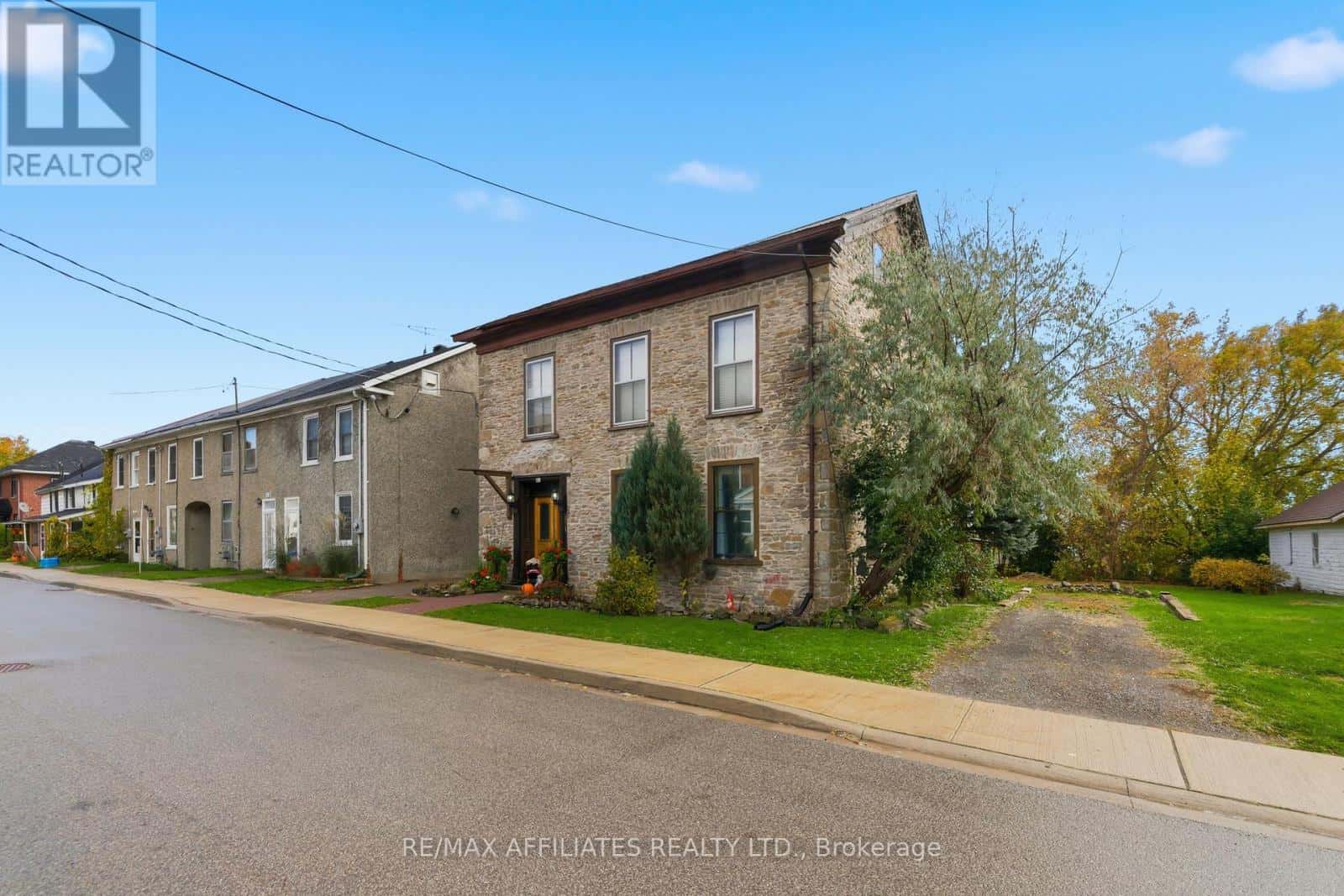 151 HENRY STREET E — Prescott, Ontario - Photo 3 of 33