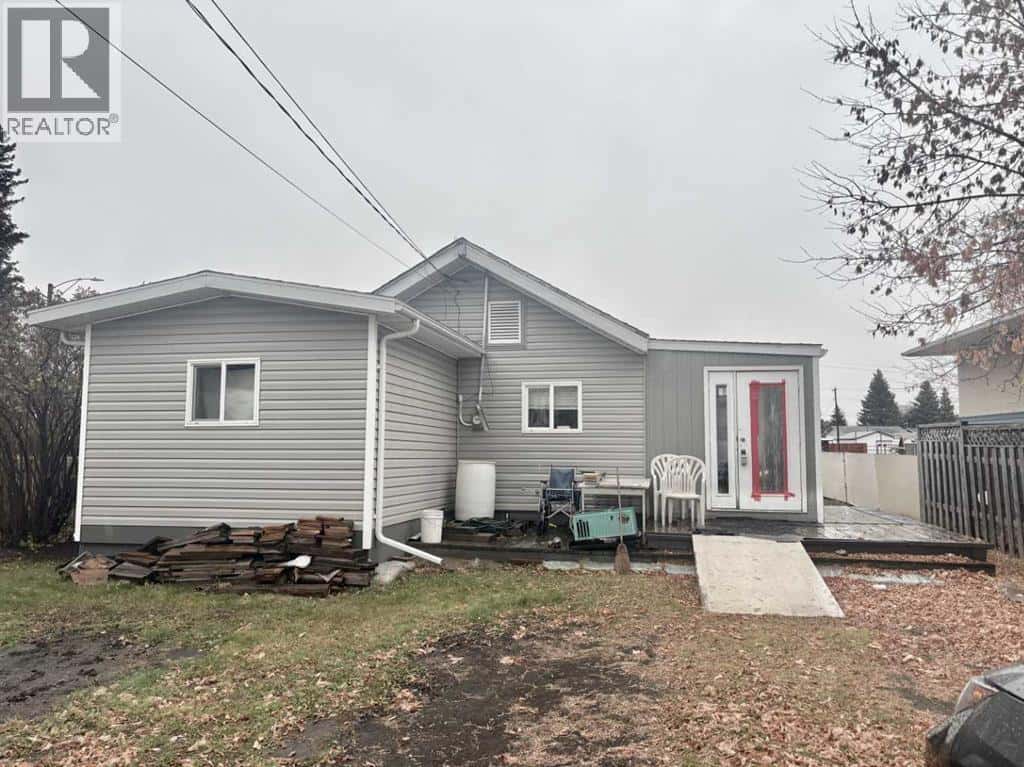 5140 48 Street — Mannville, Alberta - Photo 3 of 17