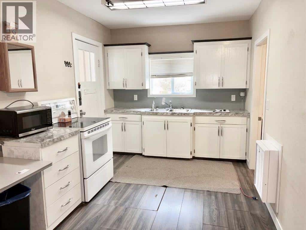 5140 48 Street — Mannville, Alberta - Photo 5 of 17