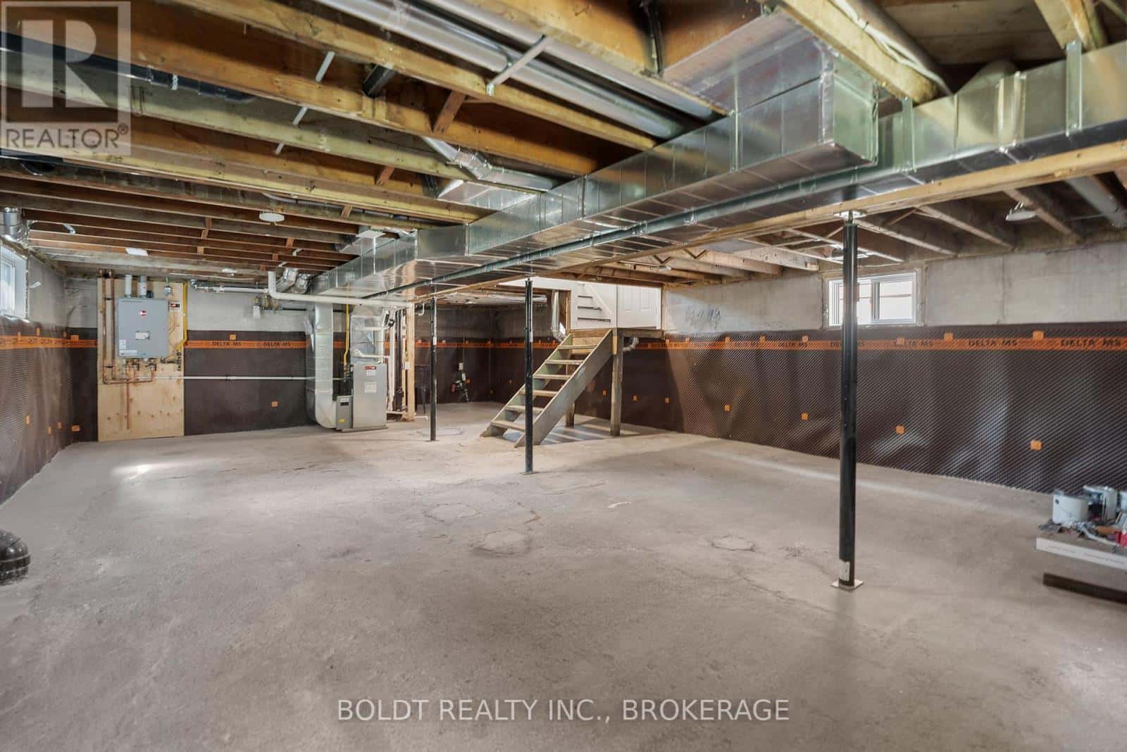 56 LORNE STREET — St. Catharines (E. Chester), Ontario - Photo 2 of 25