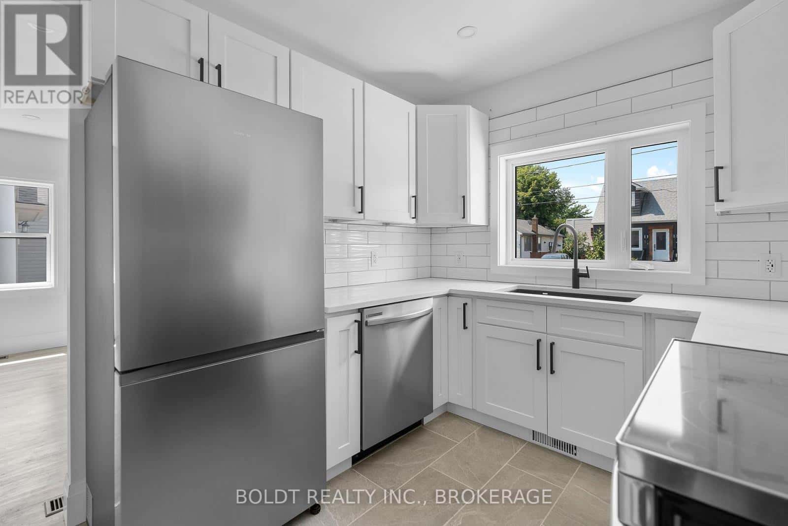 56 LORNE STREET — St. Catharines (E. Chester), Ontario - Photo 4 of 25