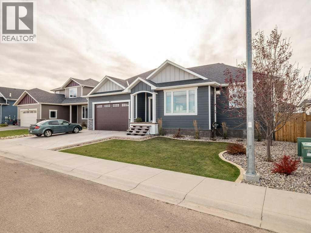 320 12 Street — Nobleford, Alberta - Photo 2 of 39