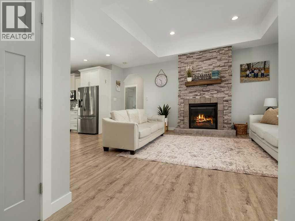 320 12 Street — Nobleford, Alberta - Photo 4 of 39