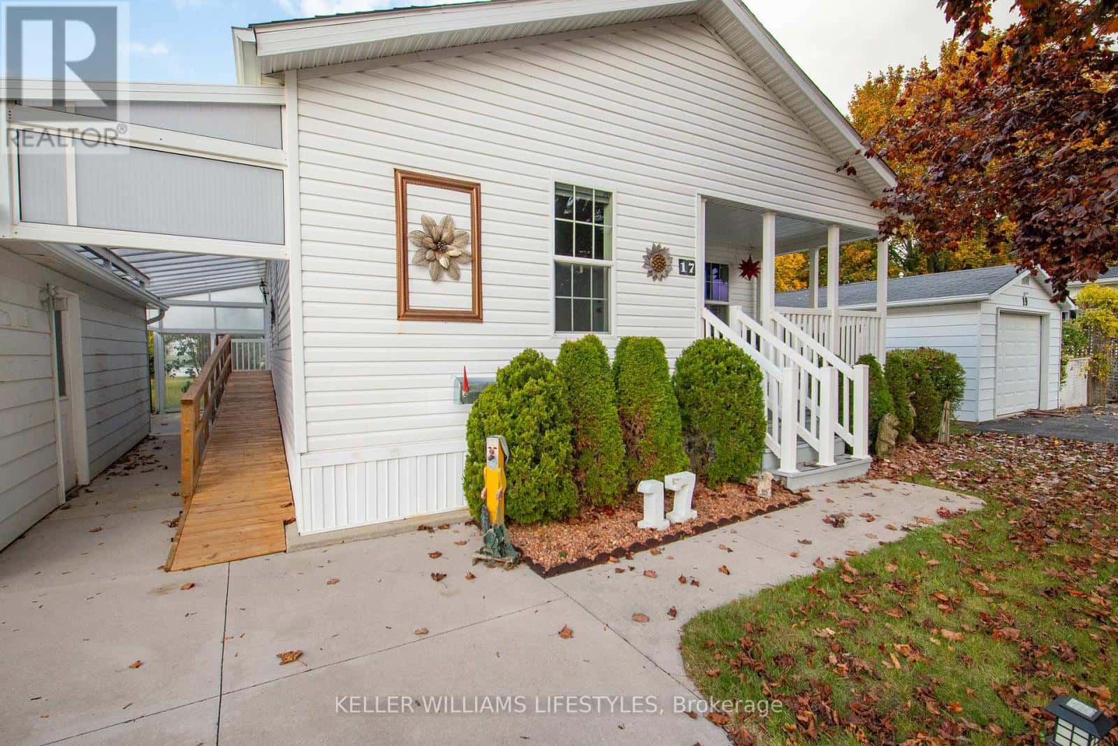 17 GEORGE STREET — Strathroy-Caradoc (SE), Ontario - Photo 3 of 40