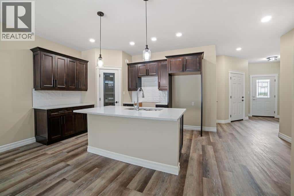 5728 55 Avenue — Camrose, Alberta - Photo 4 of 22