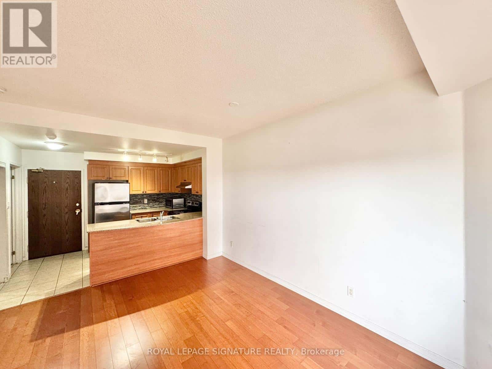 605 - 8 MAISON PARC COURT — Vaughan (Lakeview Estates), Ontario - Photo 2 of 12