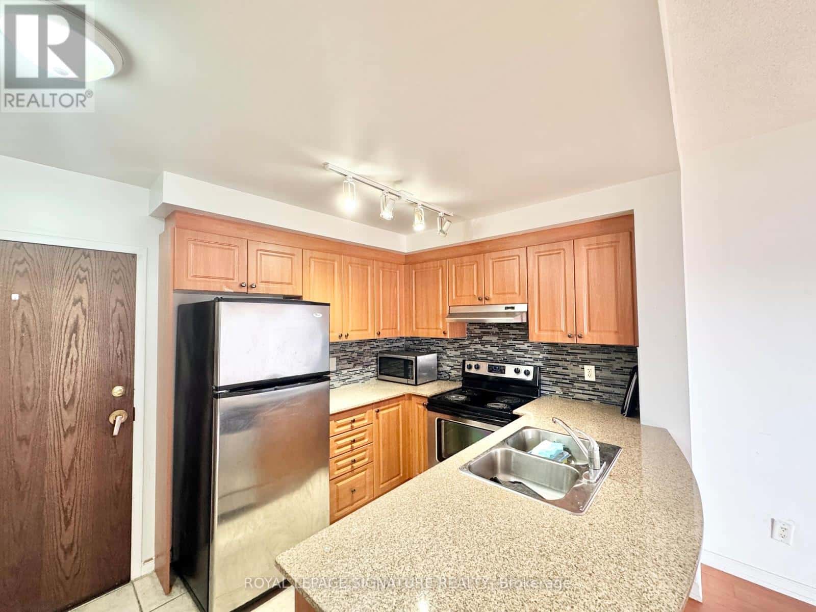 605 - 8 MAISON PARC COURT — Vaughan (Lakeview Estates), Ontario - Photo 3 of 12