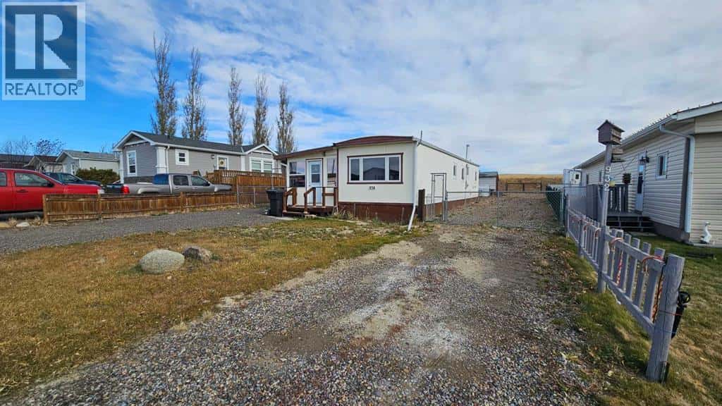 936 MAIN Street NW — Milk River, Alberta - Photo 2 of 23