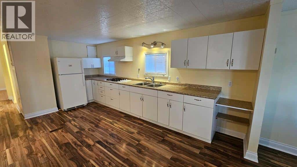 936 MAIN Street NW — Milk River, Alberta - Photo 5 of 23