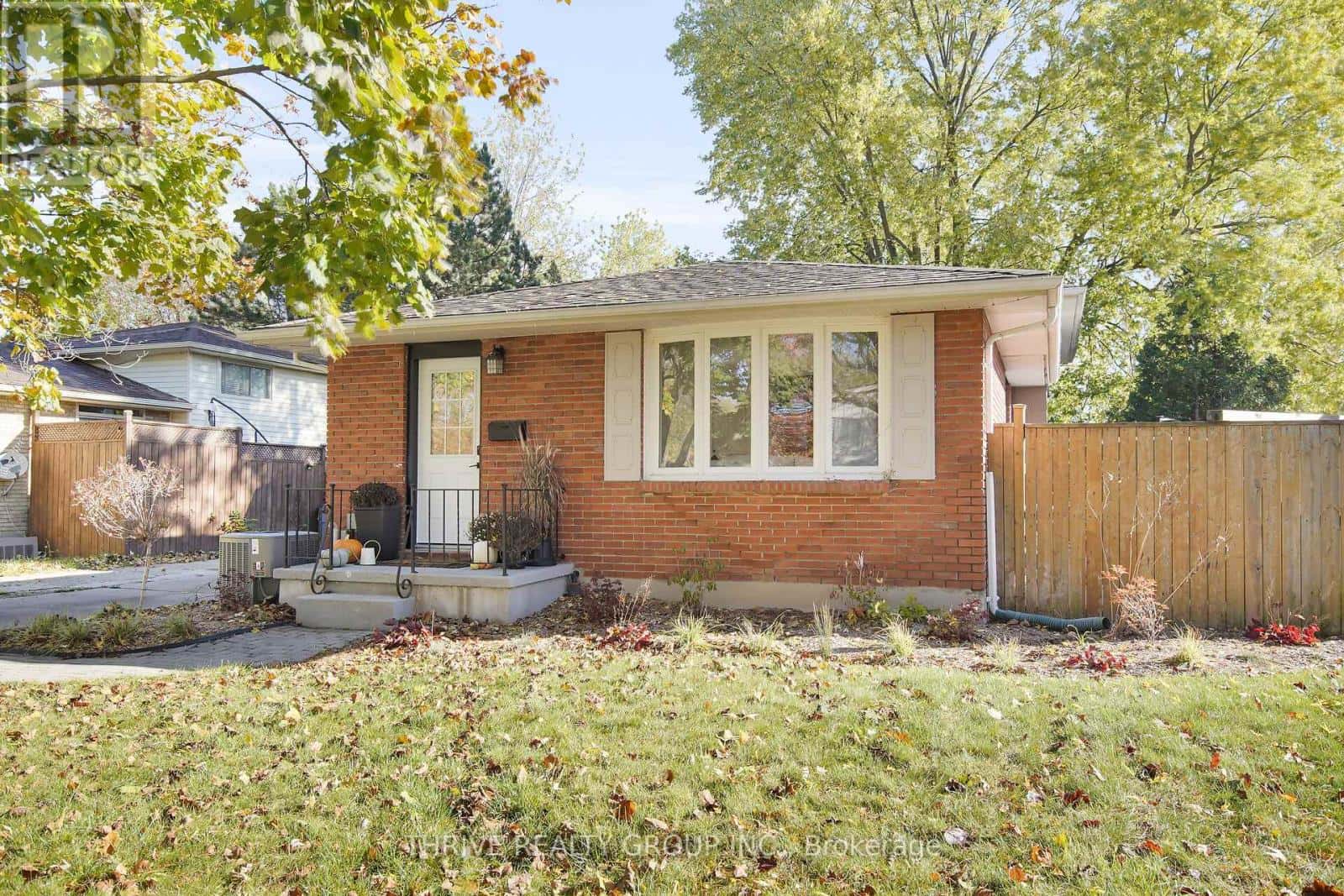 122 ST LAWRENCE BOULEVARD — London South (South O), Ontario - Photo 3 of 44