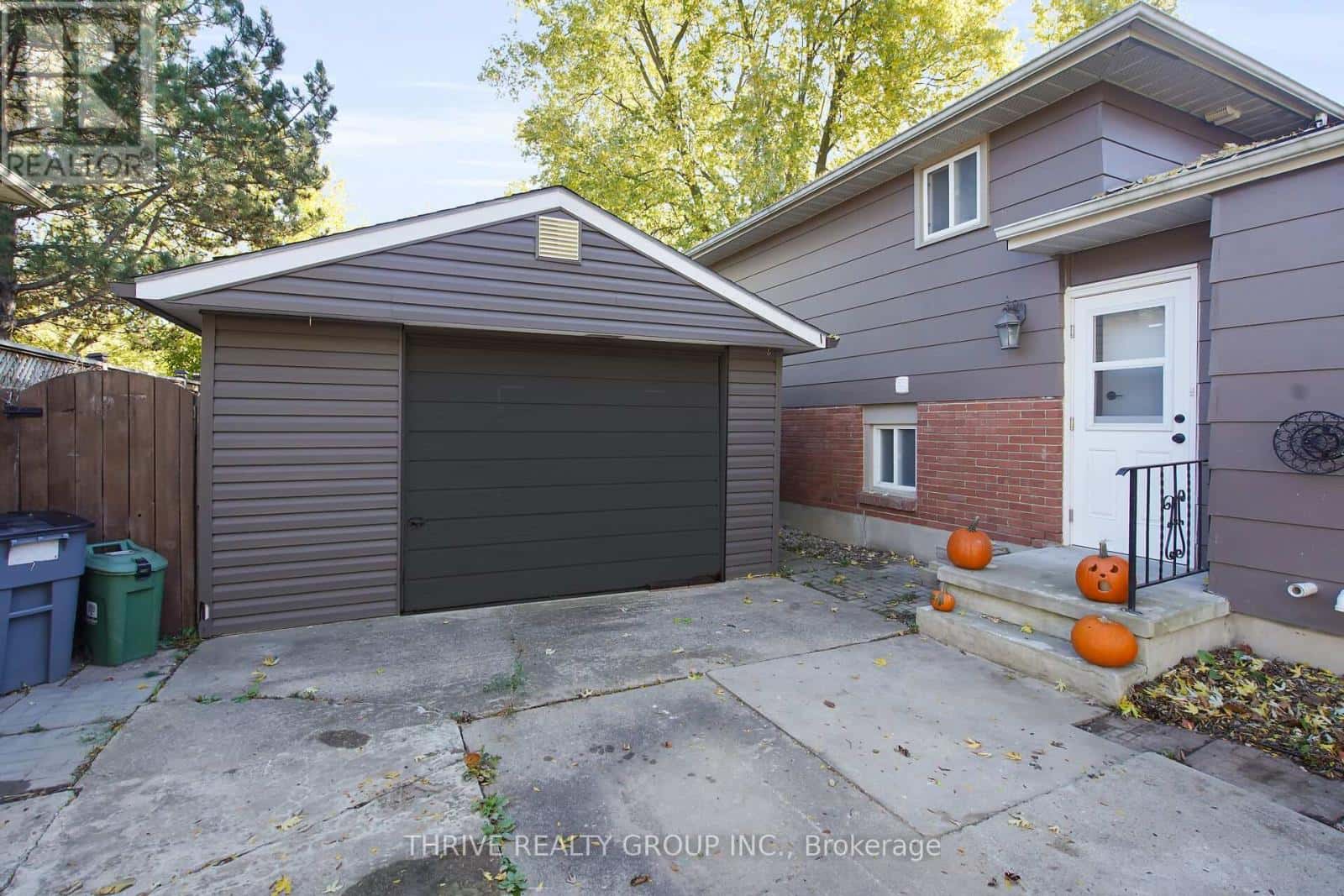 122 ST LAWRENCE BOULEVARD — London South (South O), Ontario - Photo 5 of 44