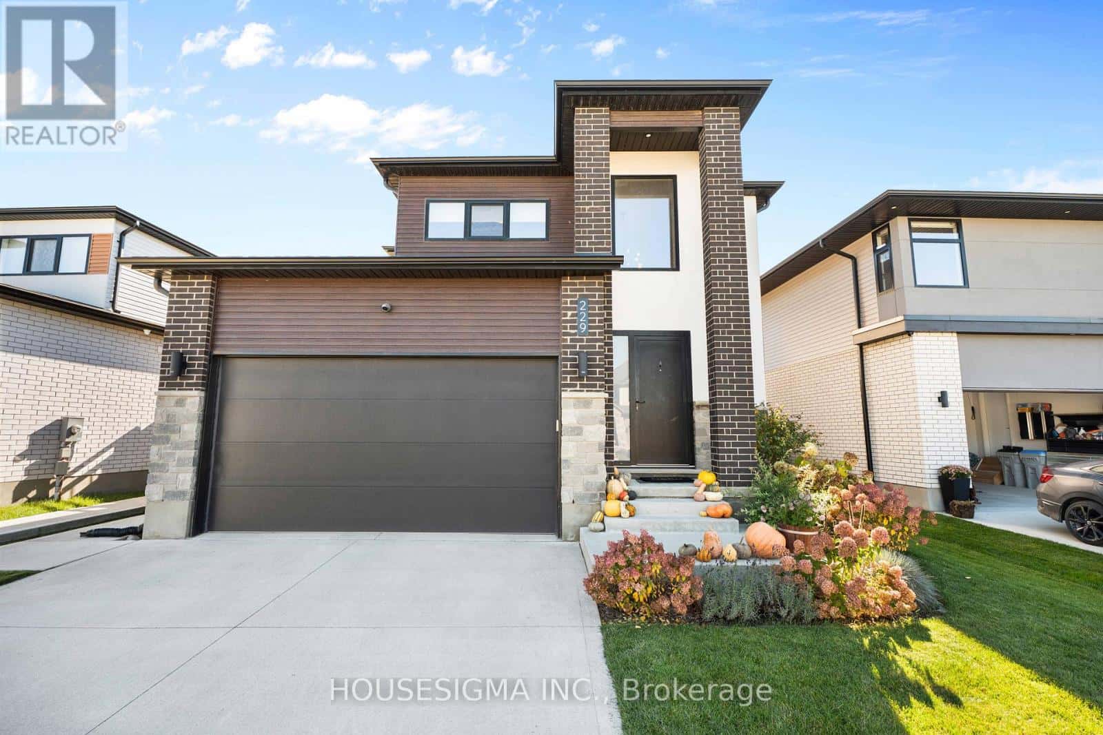 229 CRESTVIEW DRIVE — Middlesex Centre (Kilworth), Ontario - Photo 2 of 49