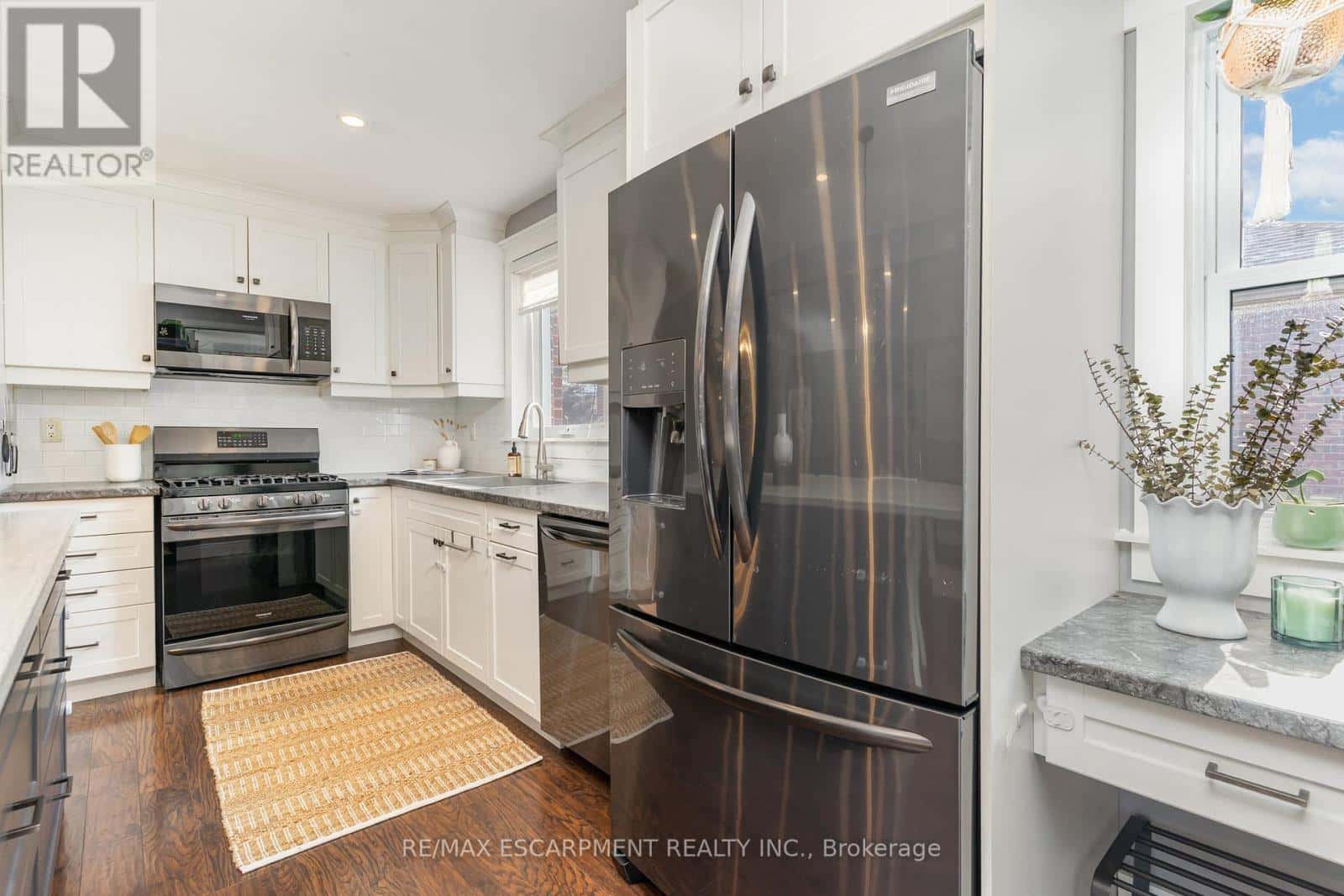 55 EAST 44TH STREET — Hamilton (Sunninghill), Ontario - Photo 4 of 35