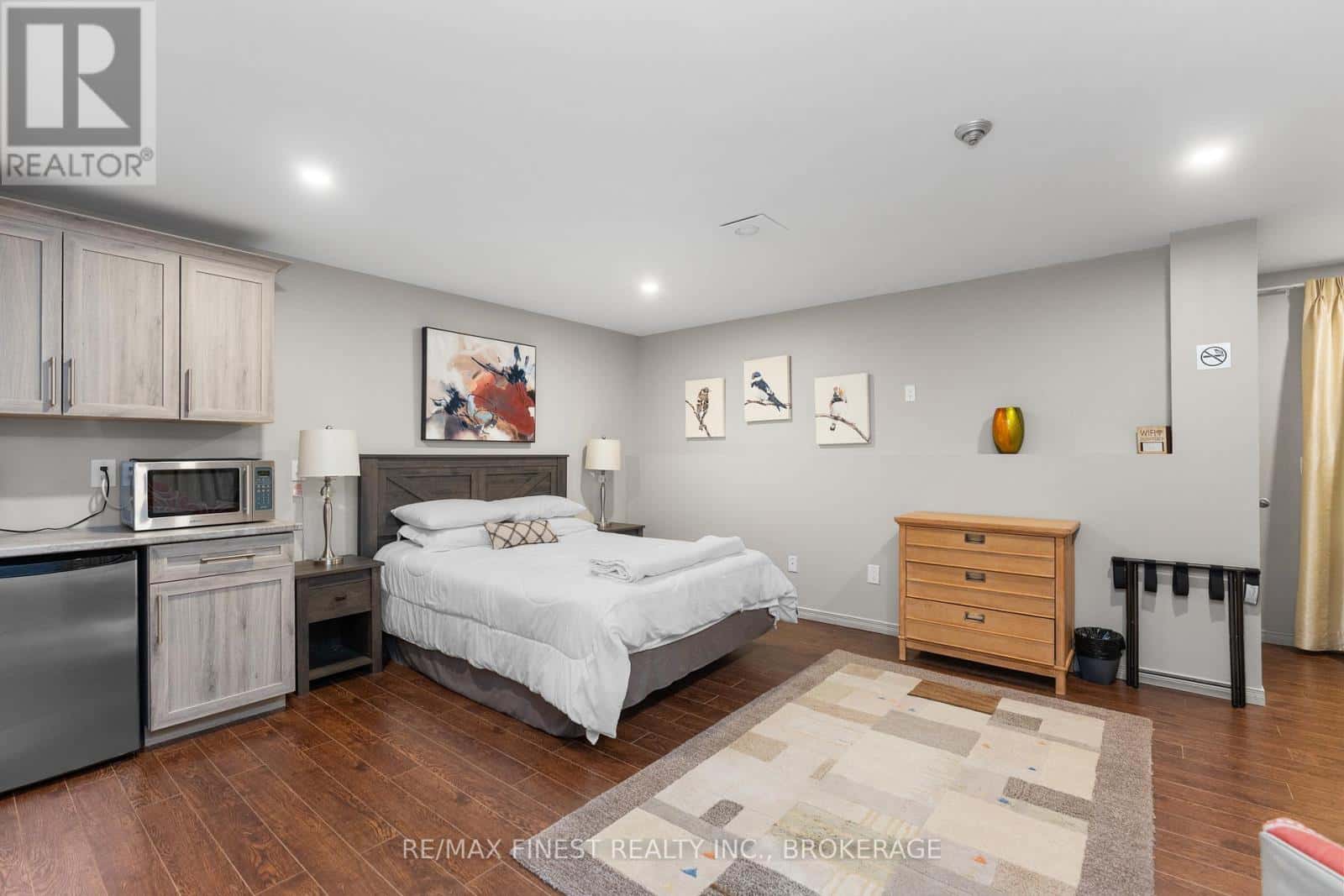 206 - 334 QUEEN MARY ROAD — Kingston (West of Sir John A. Blvd), Ontario - Photo 2 of 5