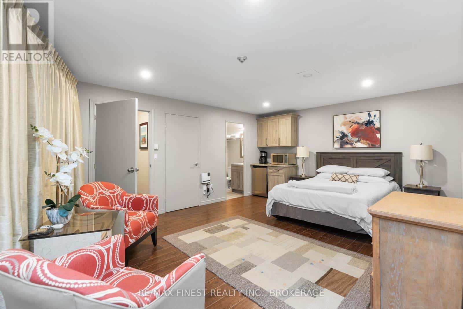 206 - 334 QUEEN MARY ROAD — Kingston (West of Sir John A. Blvd), Ontario - Photo 3 of 5