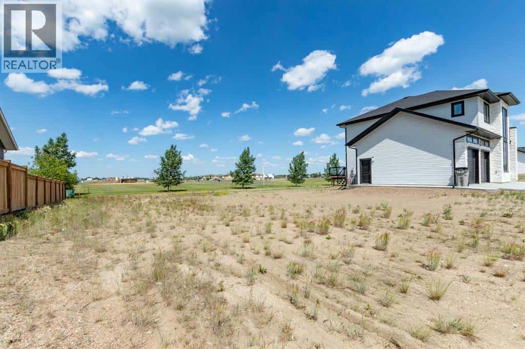 6926 Meadowview Drive — Stettler, Alberta - Photo 3 of 7