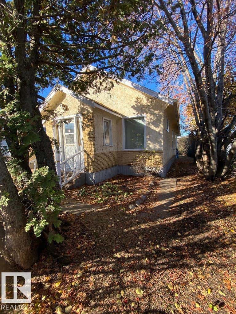 4928 50 ST — Gibbons, Alberta - Photo 4 of 23