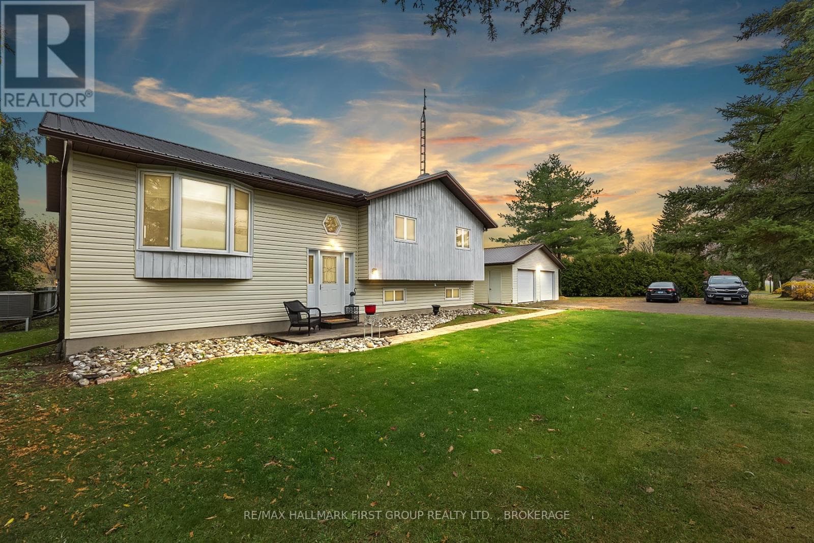 810 COUNTY 2 ROAD — Front of Leeds & Seeleys Bay, Ontario - Main photo