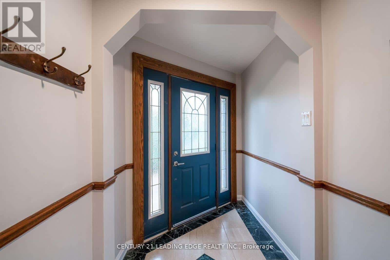 393 CANAL ROAD — Bradford West Gwillimbury, Ontario - Photo 2 of 35