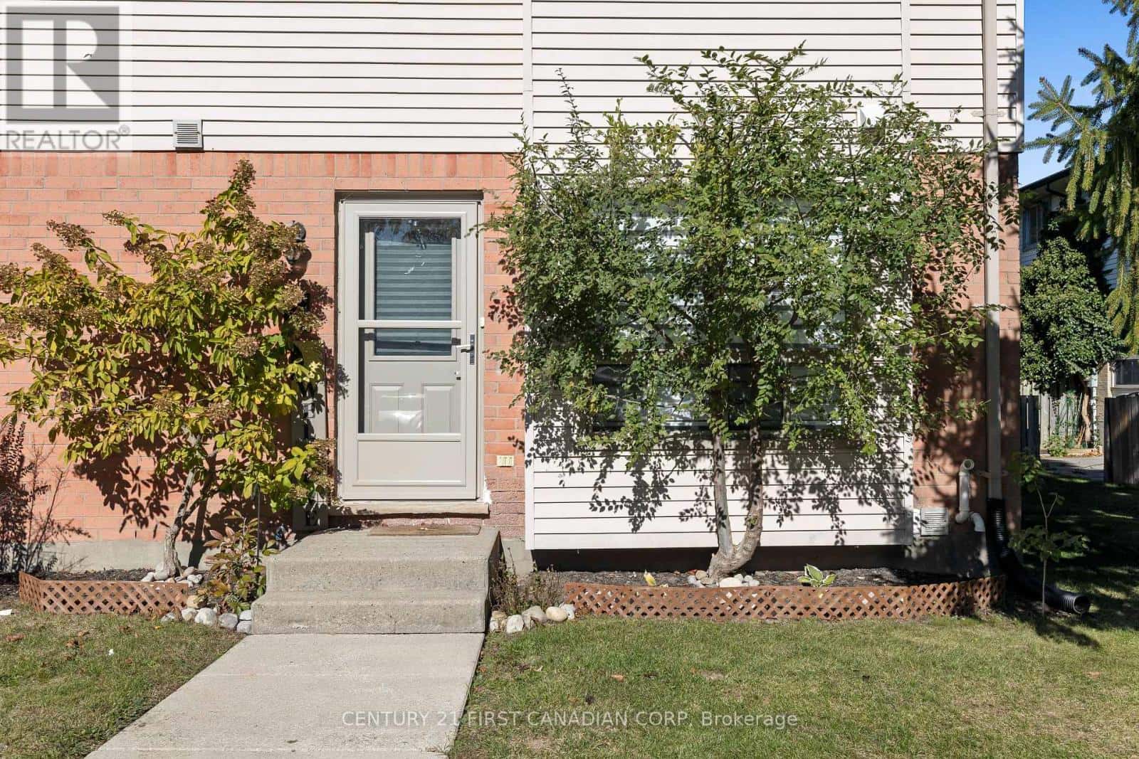 53 - 355 SANDRINGHAM CRESCENT — London South (South R), Ontario - Photo 2 of 28