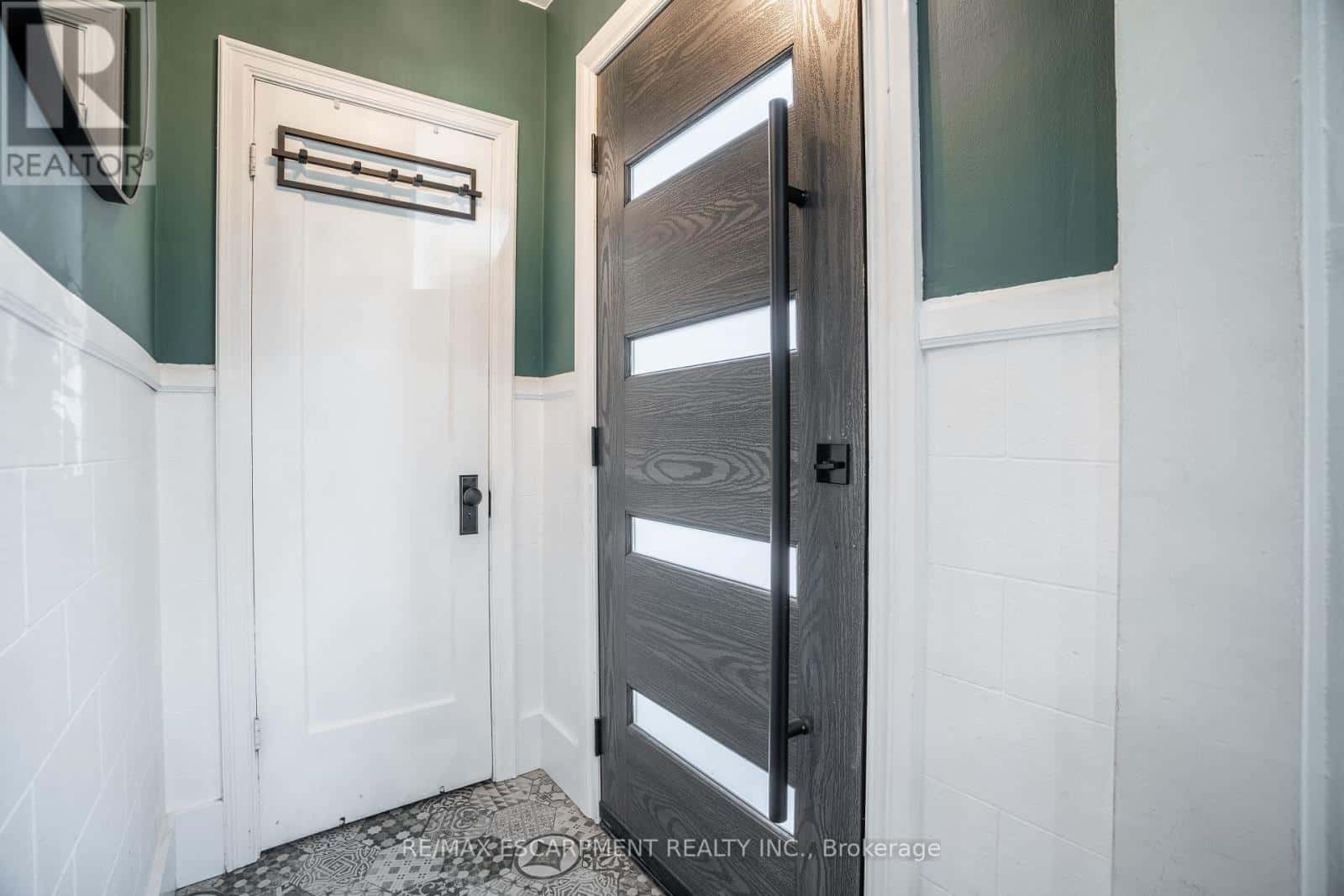 128 EAST 17TH STREET — Hamilton (Inch Park), Ontario - Photo 2 of 49