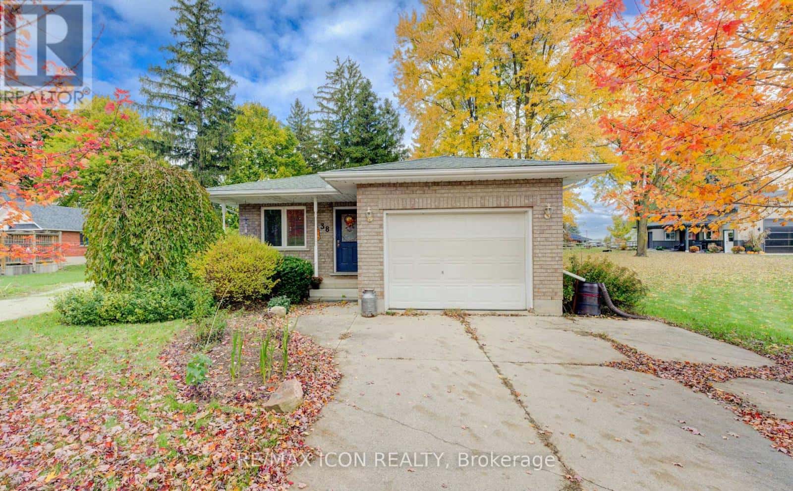 38 MILL STREET E — Perth East (Milverton), Ontario - Photo 3 of 33