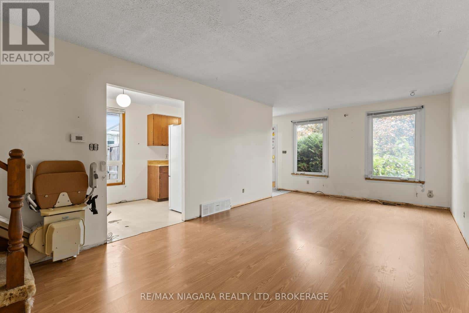 28 RUNCORN STREET — St. Catharines (Port Weller), Ontario - Photo 4 of 23