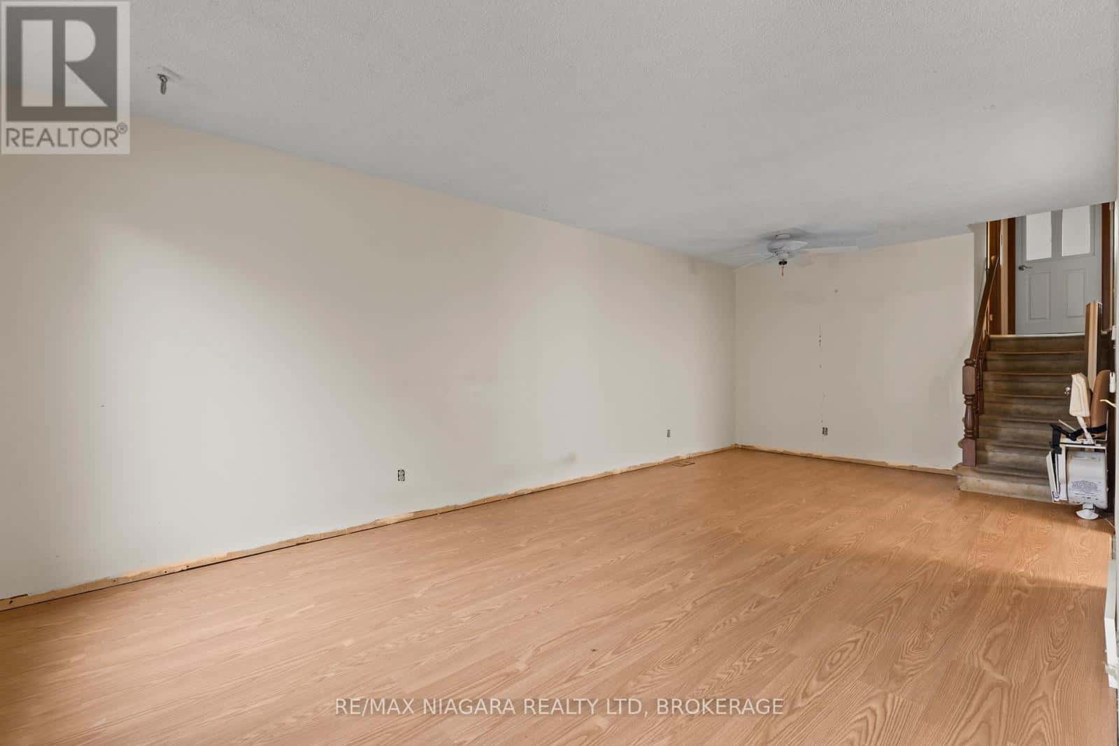 28 RUNCORN STREET — St. Catharines (Port Weller), Ontario - Photo 5 of 23