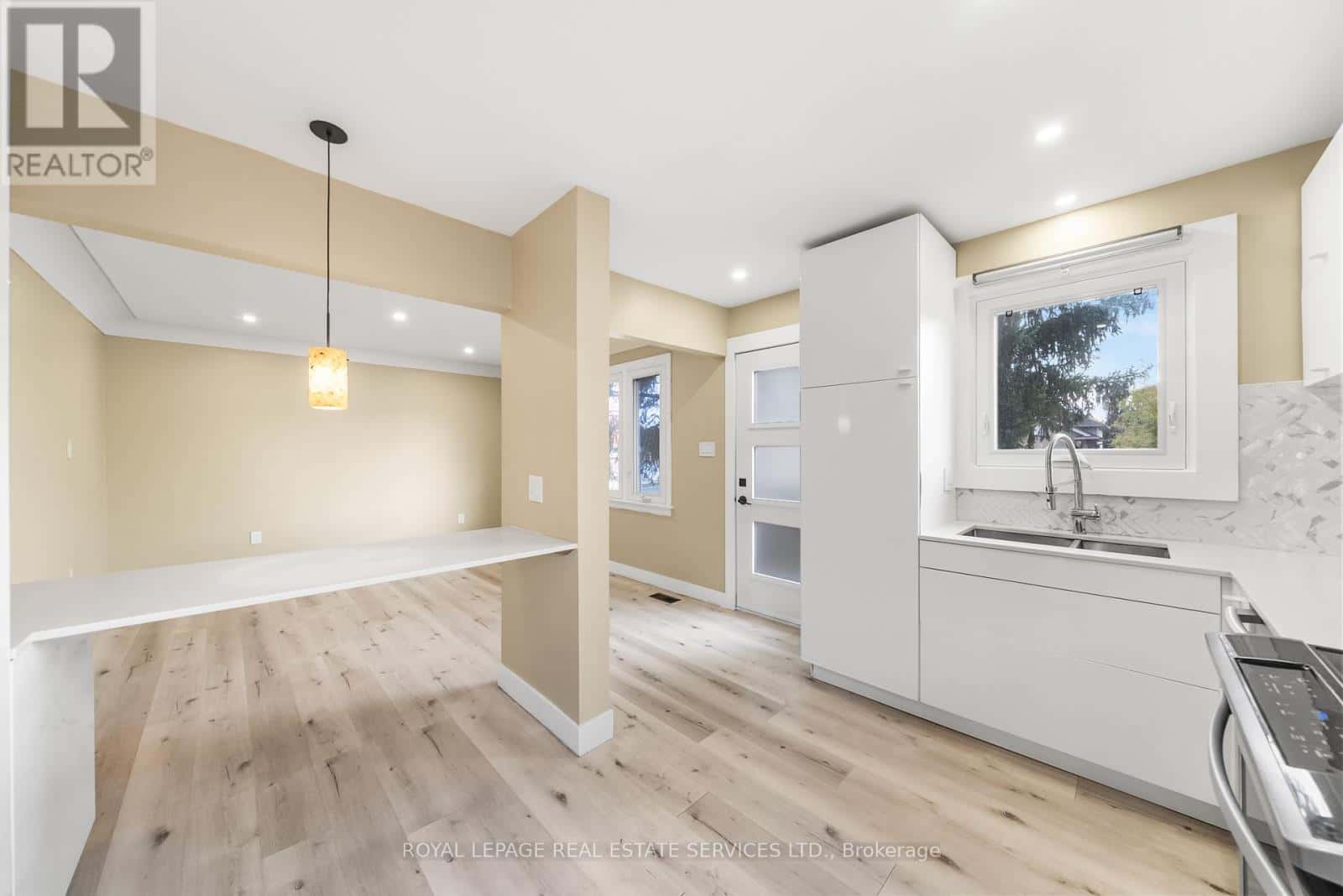 260 WEST 16TH STREET — Hamilton (Buchanan), Ontario - Photo 3 of 26