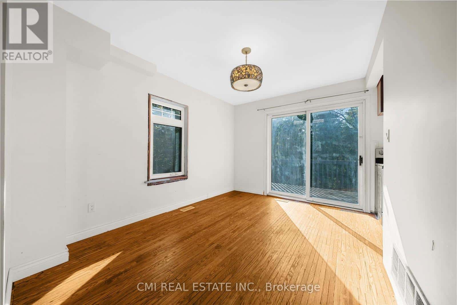 43 PERRY STREET — Barrie (Queen's Park), Ontario - Photo 2 of 41