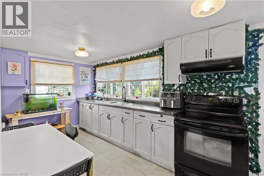 118 LINCOLN Road E — Crystal Beach, Ontario - Photo 2 of 33