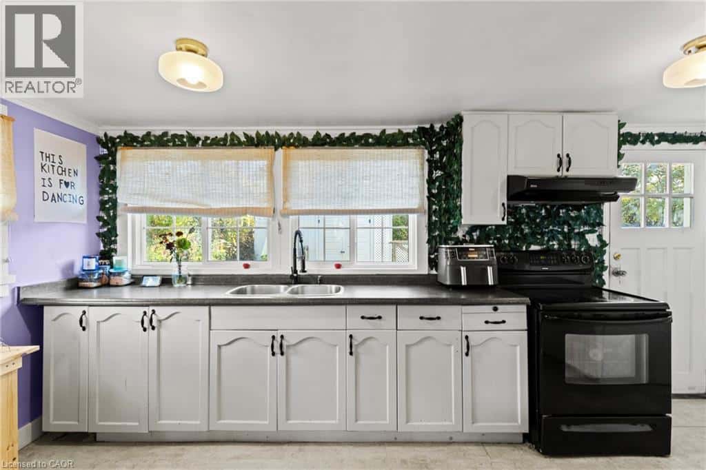 118 LINCOLN Road E — Crystal Beach, Ontario - Photo 3 of 33