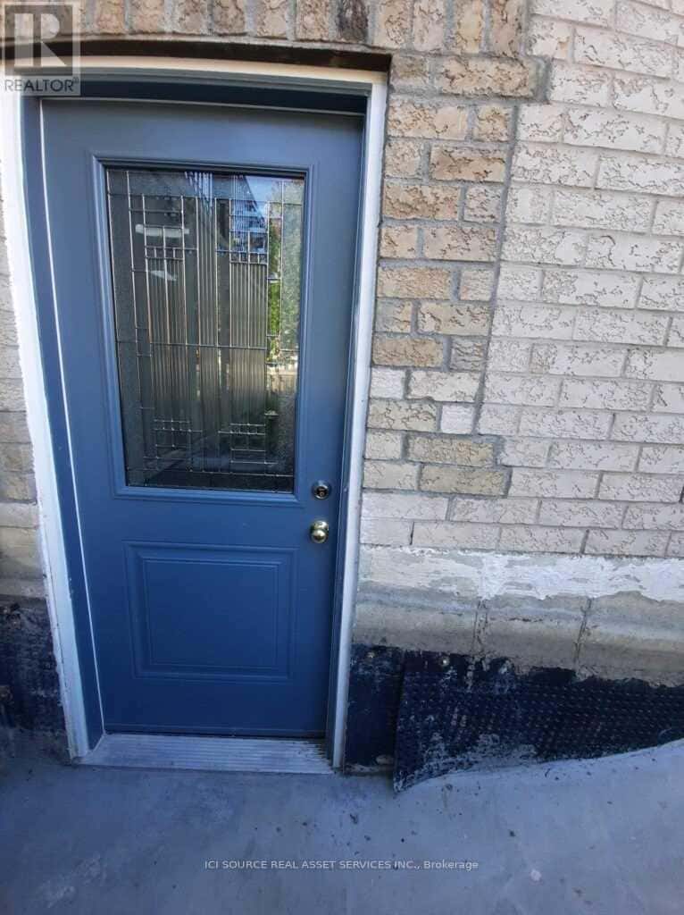 LOWER - 8 HEADFORD AVENUE — Richmond Hill (Bayview Hill), Ontario - Photo 2 of 11