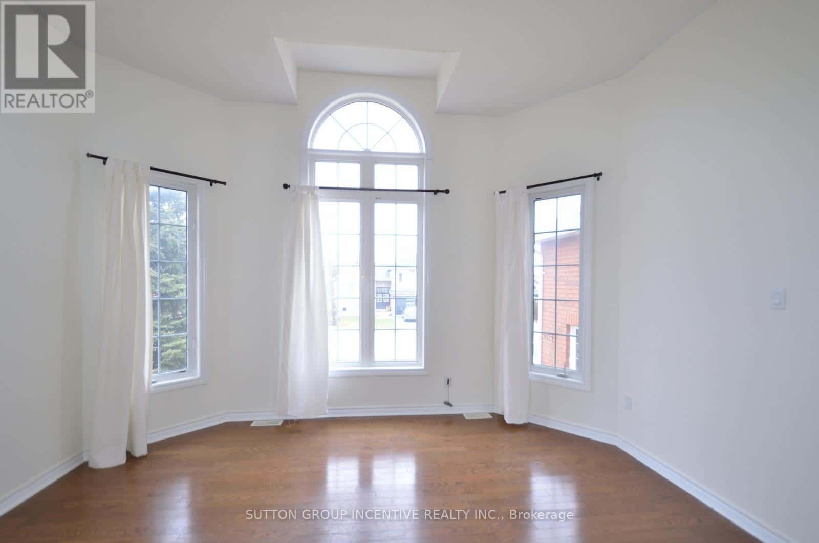 58 BLOXHAM PLACE — Barrie (Bayshore), Ontario - Photo 3 of 22