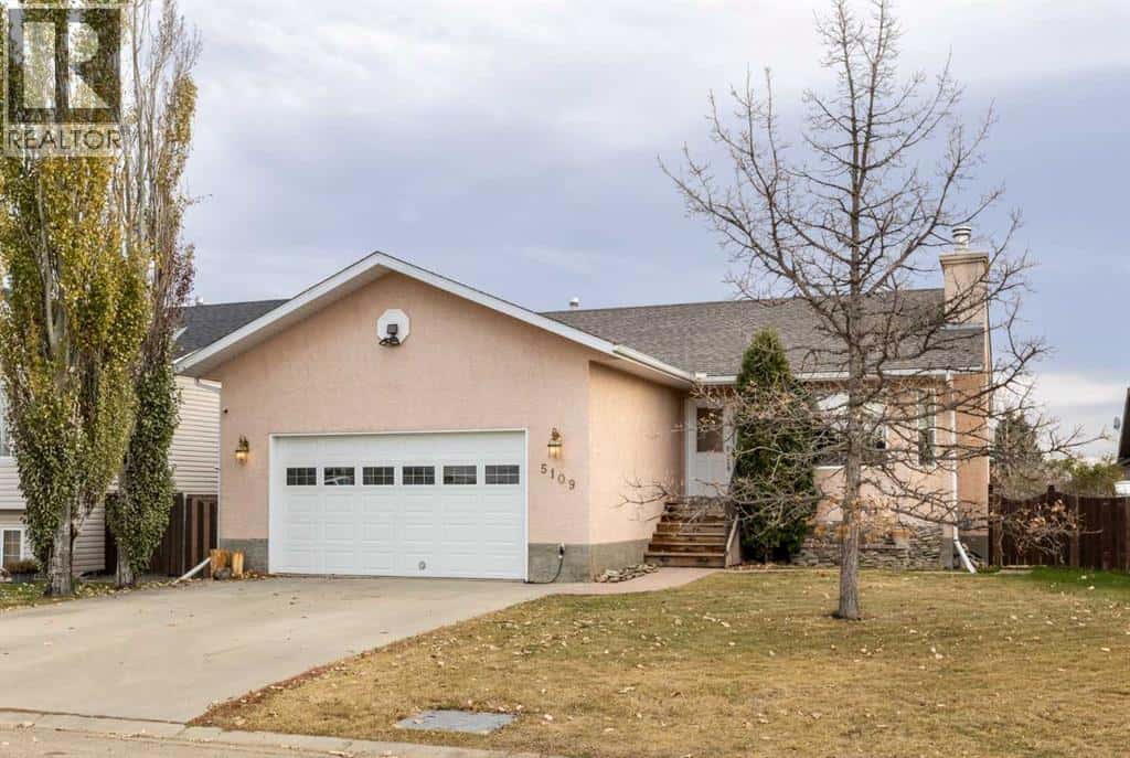 5109 45 Street — Rimbey, Alberta - Photo 2 of 42