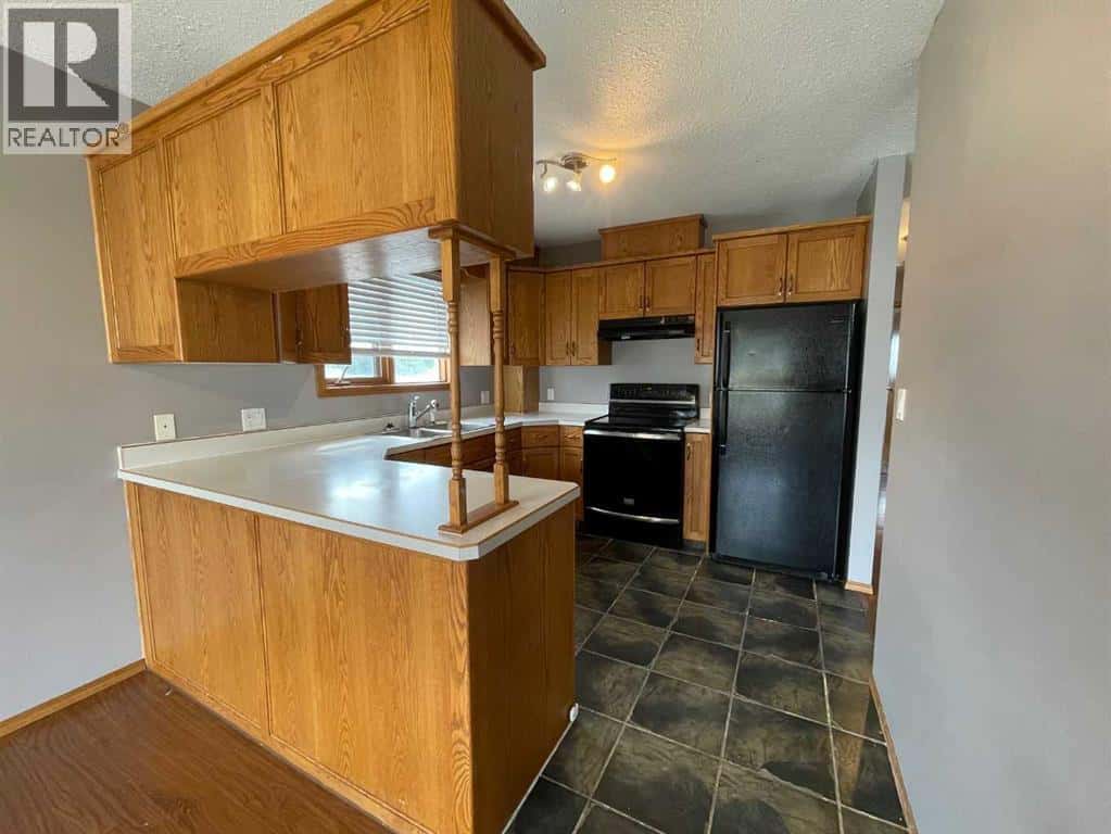 107 Assiniboine Drive — Swan Hills, Alberta - Photo 4 of 36